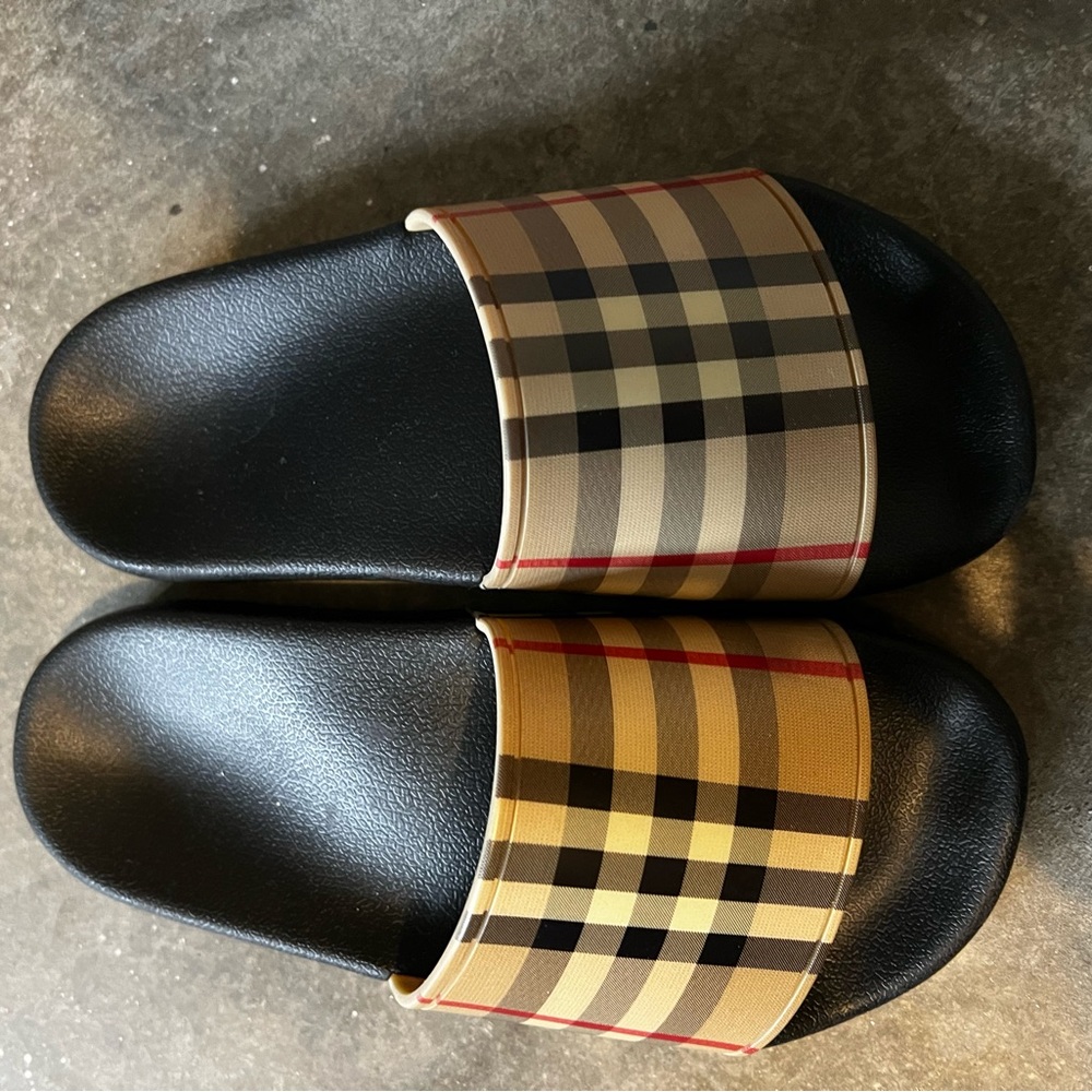 Burberry checkered size 35 (3.5us).